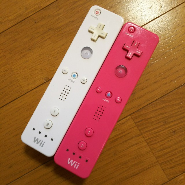 Wii(ウィー)のWii リモコン 白&ピンク エンタメ/ホビーのゲームソフト/ゲーム機本体(家庭用ゲーム機本体)の商品写真