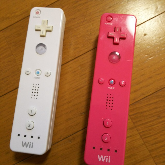 Wii(ウィー)のWii リモコン 白&ピンク エンタメ/ホビーのゲームソフト/ゲーム機本体(家庭用ゲーム機本体)の商品写真