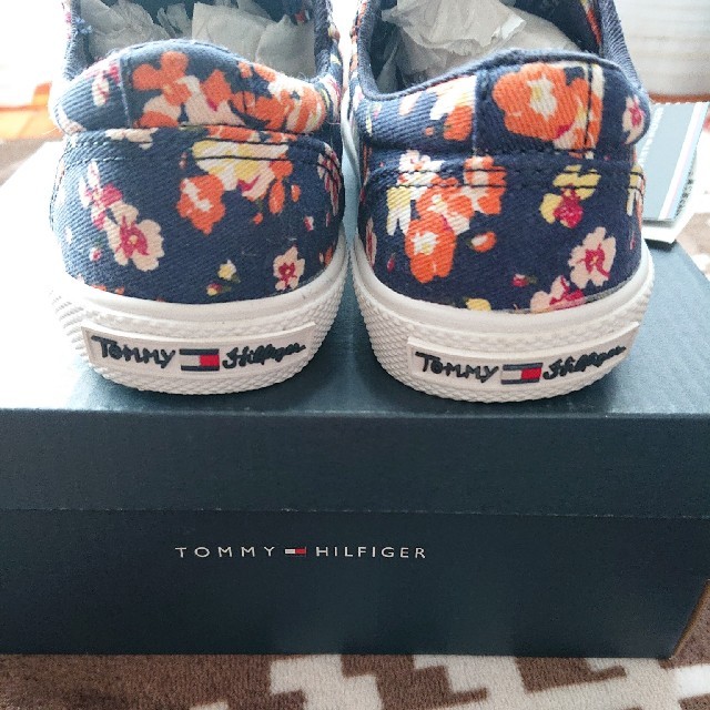 TOMMY HILFIGER(トミーヒルフィガー)の新品未使用 トミーヒルフィガー キッズスニーカー キャンバス 花柄 17cm  キッズ/ベビー/マタニティのキッズ靴/シューズ(15cm~)(スニーカー)の商品写真