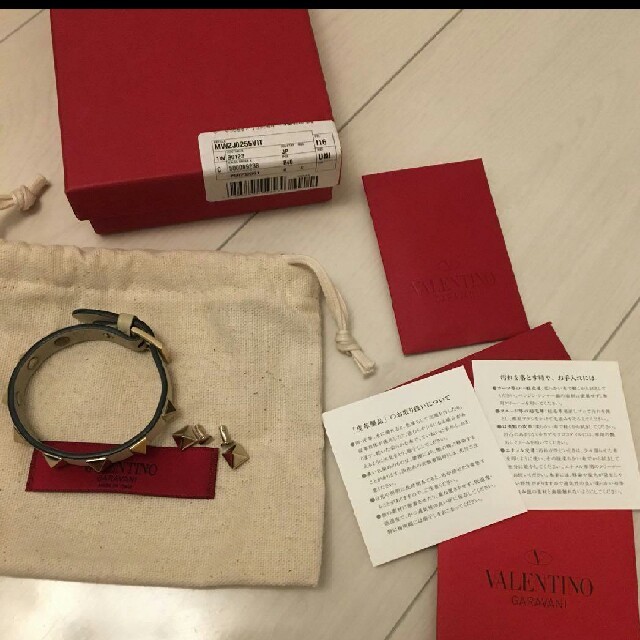 VALENTINO(ヴァレンティノ)のVALENTINO スタッズ ブレスレット 白色 レディースのアクセサリー(ブレスレット/バングル)の商品写真
