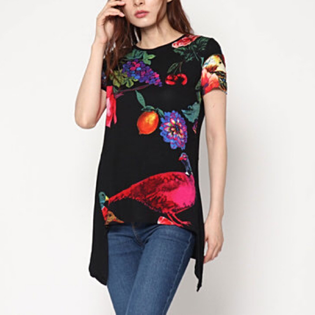 DESIGUAL(デシグアル)の新品 デシグアル 華やかな半袖カットソー⭐️XSサイズ ラスト一点‼️大幅値下げ レディースのトップス(カットソー(半袖/袖なし))の商品写真