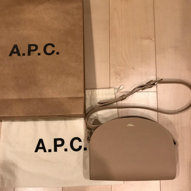 A.P.C ハーフムーン  ベージュ エンボス加工【お値下げしました‼️】美品ショルダーバッグ