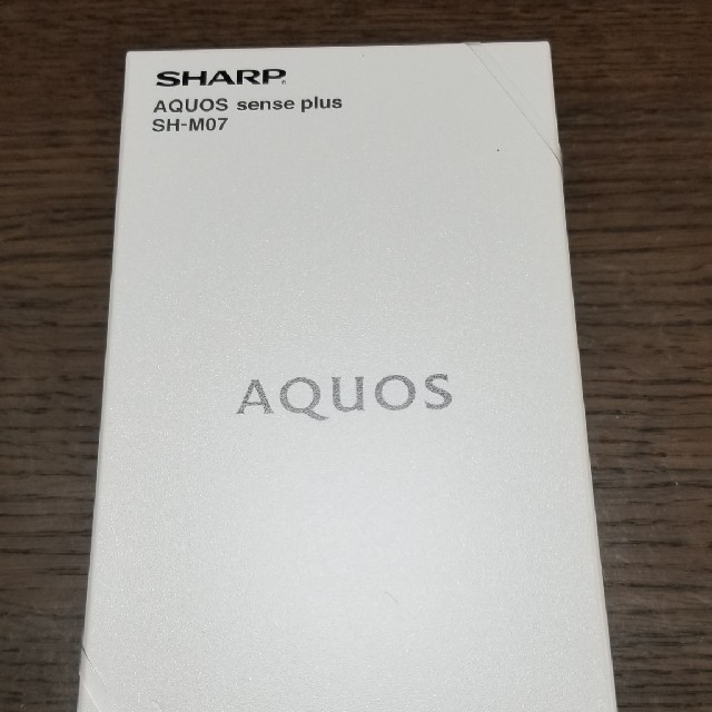 SHARP(シャープ)の最終値下げ　AQUOS sense plus SH-M07 ホワイト  スマホ/家電/カメラのスマートフォン/携帯電話(スマートフォン本体)の商品写真