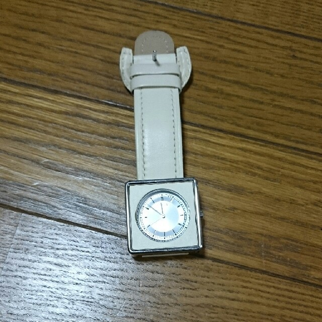 フルラの白のおしゃれな時計腕時計