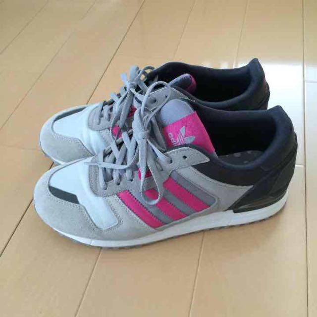 ジーナシス×adidasコラボスニーカー