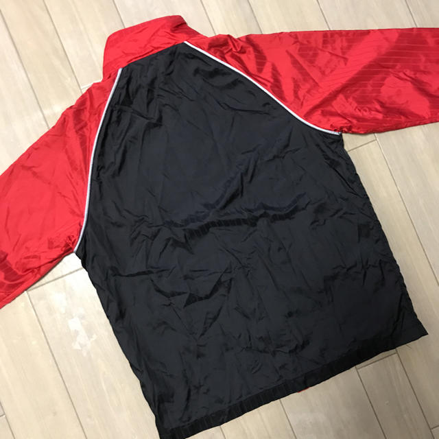 NIKE(ナイキ)のNIKE ウインドブレーカー ブラック×レッド キッズ S キッズ/ベビー/マタニティのキッズ服男の子用(90cm~)(ジャケット/上着)の商品写真