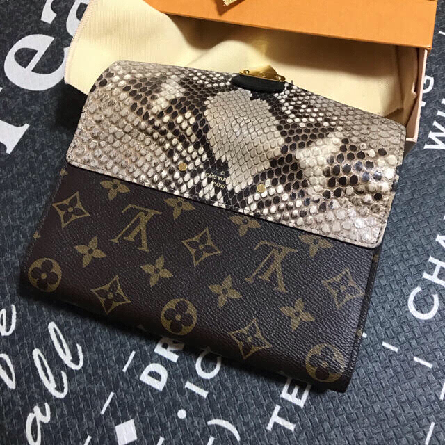 LOUIS 財布 希少の通販 by あみ｜ルイヴィトンならラクマ VUITTON - ルイヴィトン 大人気
