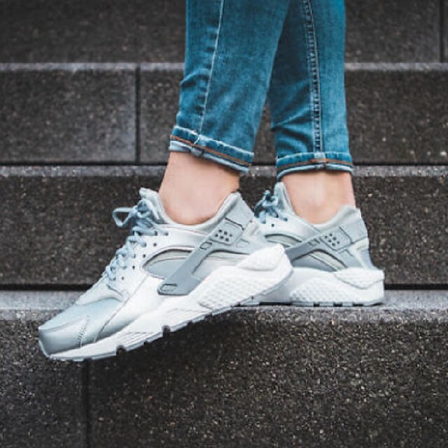 NIKE(ナイキ)のNIKE★AIR HUARACHE RUN シルバー 24.0cm レディースの靴/シューズ(スニーカー)の商品写真