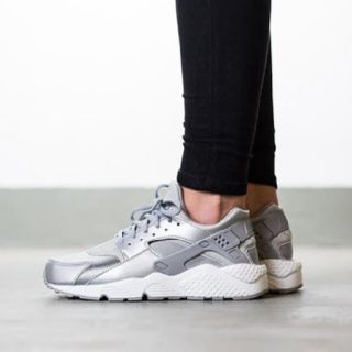 ナイキ(NIKE)のNIKE★AIR HUARACHE RUN シルバー 24.0cm(スニーカー)