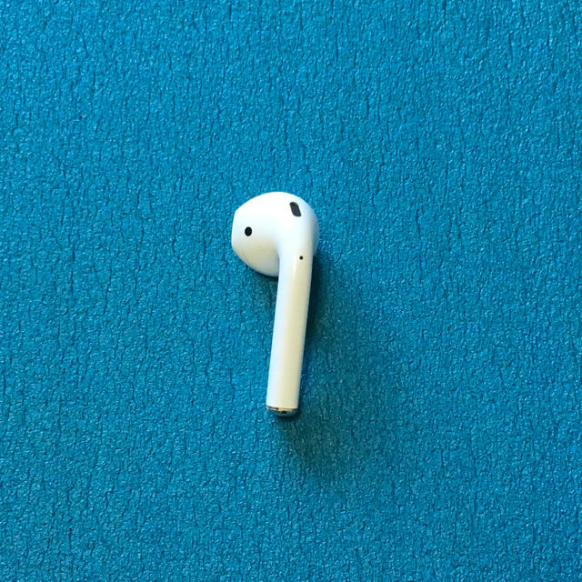 Apple(アップル)の左耳AirPod スマホ/家電/カメラのオーディオ機器(ヘッドフォン/イヤフォン)の商品写真