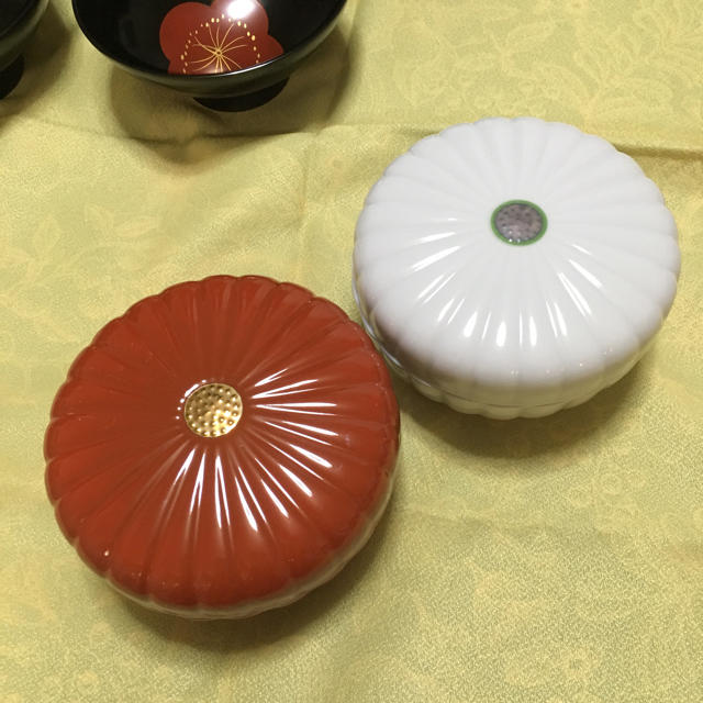 たち吉(タチキチ)のたち吉 優美な紅白菊 蓋もの インテリア/住まい/日用品のキッチン/食器(食器)の商品写真