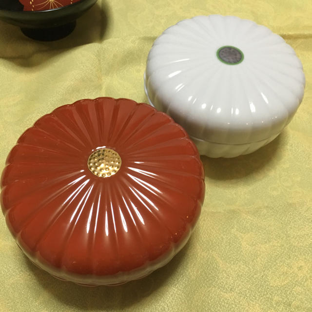 たち吉(タチキチ)のたち吉 優美な紅白菊 蓋もの インテリア/住まい/日用品のキッチン/食器(食器)の商品写真