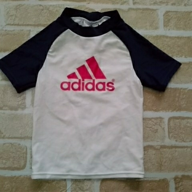 adidas(アディダス)の【美品】adidas 半袖  ラッシュガード  キッズ/ベビー/マタニティのキッズ服男の子用(90cm~)(水着)の商品写真