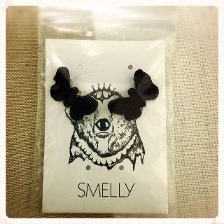 アーバンリサーチ(URBAN RESEARCH)のSMELLY◆黒の蝶々ピアス(ピアス)