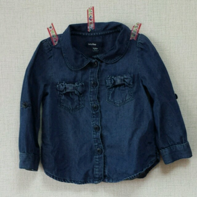 babyGAP(ベビーギャップ)のbabygap デニムシャツ キッズ/ベビー/マタニティのキッズ服女の子用(90cm~)(その他)の商品写真