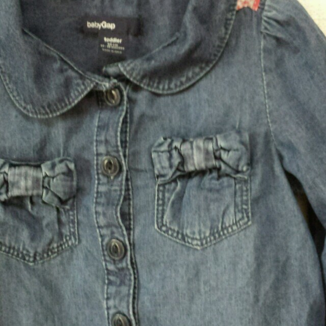 babyGAP(ベビーギャップ)のbabygap デニムシャツ キッズ/ベビー/マタニティのキッズ服女の子用(90cm~)(その他)の商品写真