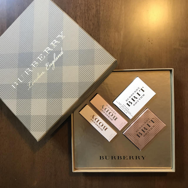 BURBERRY(バーバリー)の【新品】バーバリー ミニ香水ギフトセット コスメ/美容の香水(香水(女性用))の商品写真