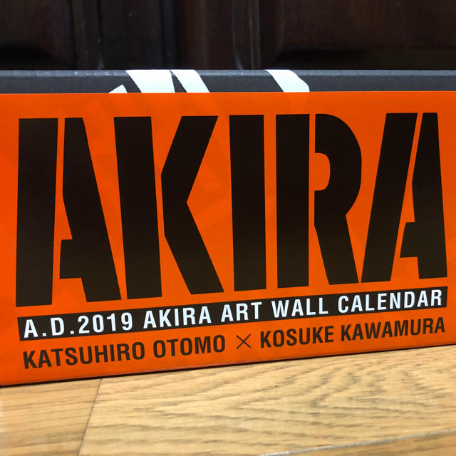 AKIRA PRODUCTS(アキラプロダクツ)のAKIRA wall art calender 缶バッチ付き インテリア/住まい/日用品の文房具(カレンダー/スケジュール)の商品写真