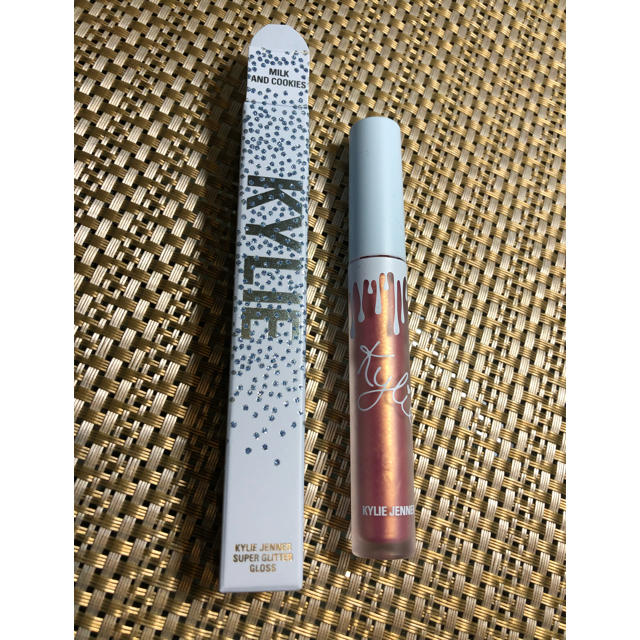 Kylie Cosmetics(カイリーコスメティックス)のKylie cosmetics milk and cookies gloss コスメ/美容のベースメイク/化粧品(リップグロス)の商品写真