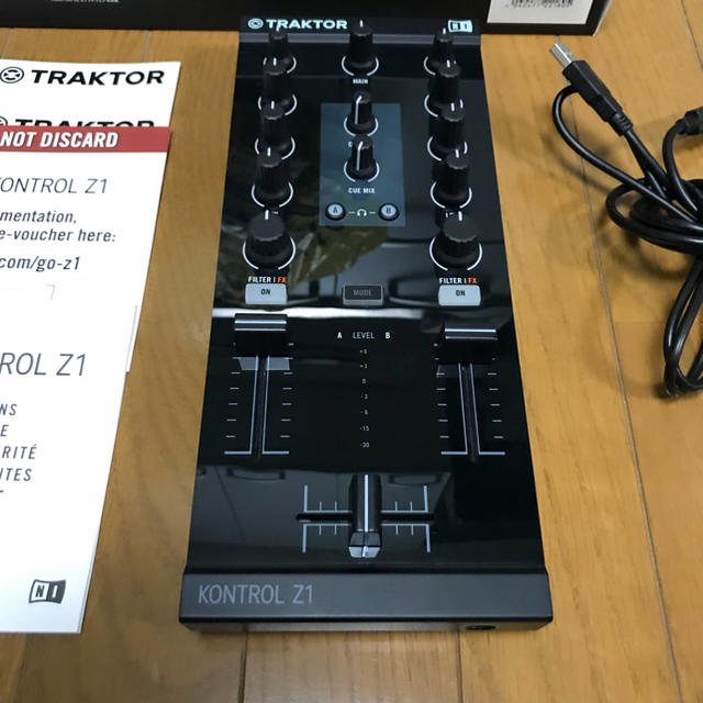 TRAKTOR KONTROL Z1 付属品完備 未登録品NATIVE  楽器のDJ機器(DJコントローラー)の商品写真