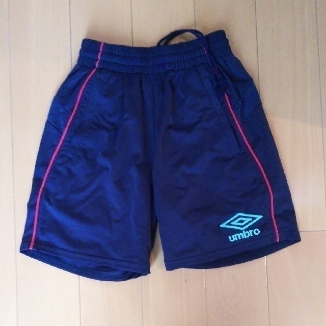 UMBRO(アンブロ)のアンブロジュニア　サッカーウェア　プラクティスシャツ＆パンツ　130センチ スポーツ/アウトドアのサッカー/フットサル(ウェア)の商品写真