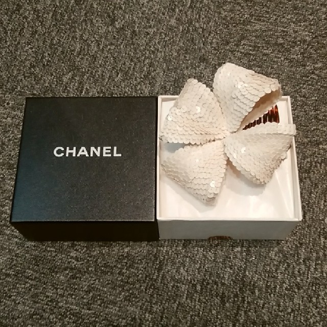 CHANEL(シャネル)のシャネル　スパンコール　コーム　※髪飾り ハンドメイドのアクセサリー(ヘアアクセサリー)の商品写真