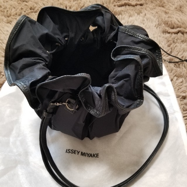 ISSEY MIYAKE(イッセイミヤケ)のISSEY MIYAKE　巾着バッグ レディースのバッグ(トートバッグ)の商品写真