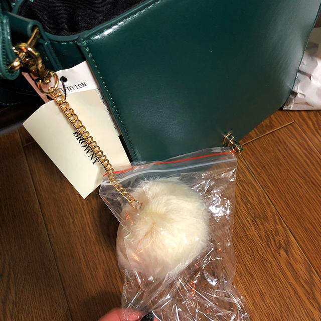 WEGO(ウィゴー)のWEGO ボンボン付きフラップショルダーバッグ 新品 レディースのバッグ(ショルダーバッグ)の商品写真