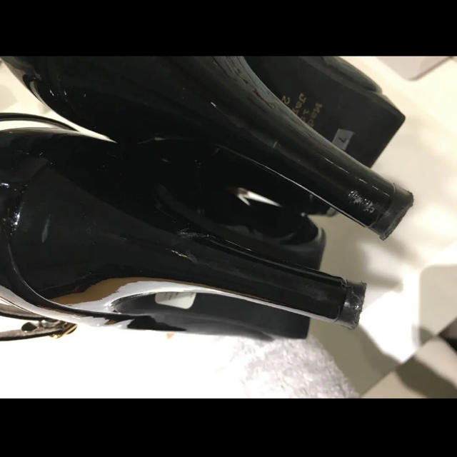 JELLY BEANS(ジェリービーンズ)のジェリービーンズ 黒 エナメル パンプス ストラップ  23.5 レディースの靴/シューズ(ハイヒール/パンプス)の商品写真