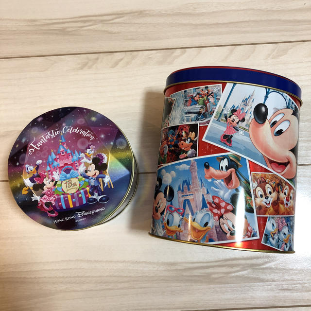 Disney(ディズニー)の香港ディズニー 13周年 チョコレート缶ディズニーランド チョコクランチ缶 エンタメ/ホビーのおもちゃ/ぬいぐるみ(キャラクターグッズ)の商品写真