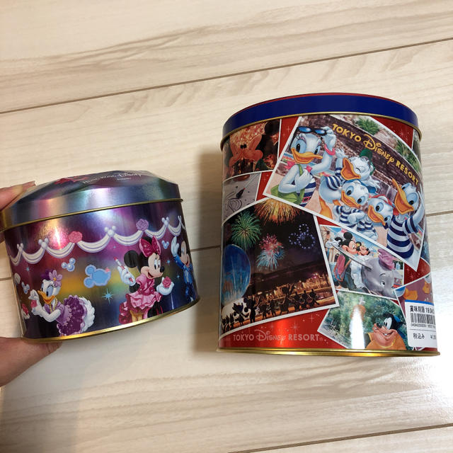 Disney(ディズニー)の香港ディズニー 13周年 チョコレート缶ディズニーランド チョコクランチ缶 エンタメ/ホビーのおもちゃ/ぬいぐるみ(キャラクターグッズ)の商品写真
