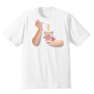 ニッシンショクヒン(日清食品)のカップヌードル食ってる風Tシャツ(Tシャツ/カットソー(半袖/袖なし))