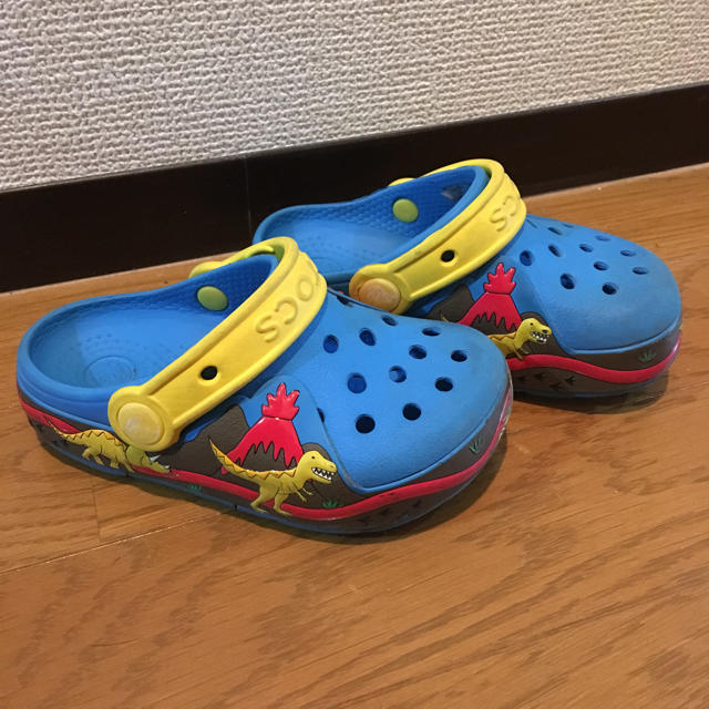 crocs(クロックス)のクロックス 恐竜 キッズ/ベビー/マタニティのベビー靴/シューズ(~14cm)(サンダル)の商品写真