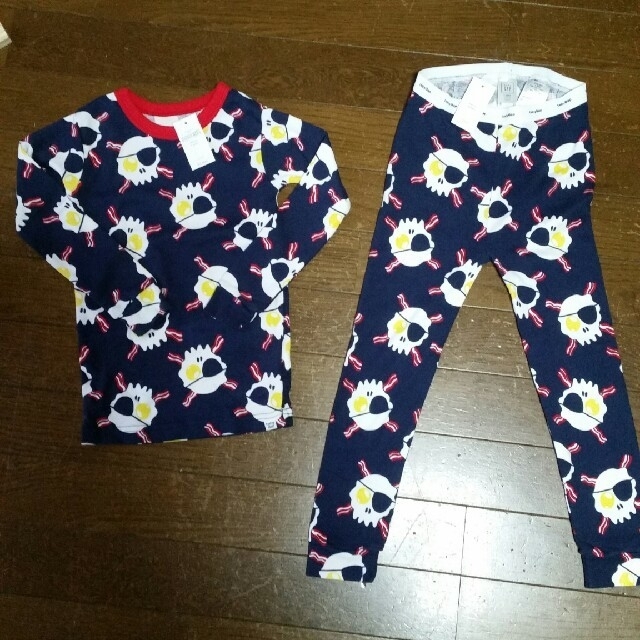 babyGAP(ベビーギャップ)の専用　新品パジャマ、Tシャツ2点セット キッズ/ベビー/マタニティのキッズ服男の子用(90cm~)(パジャマ)の商品写真