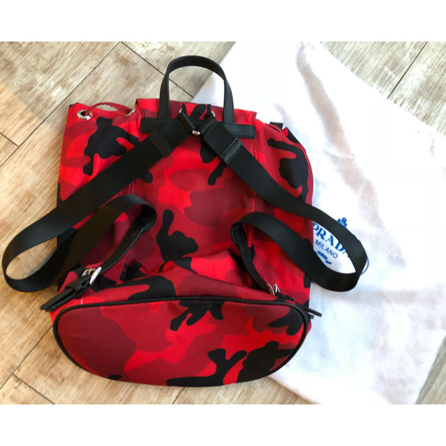 PRADA(プラダ)の大幅値下げ 新古品 PRADA  リュック バックパック カモフラ 赤  レディースのバッグ(リュック/バックパック)の商品写真