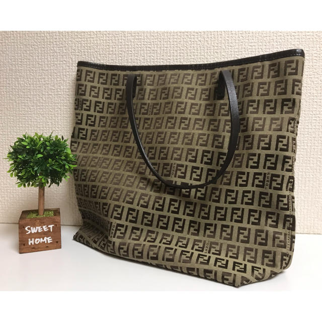 ✨️超レア品✨️新品✨️ FENDI フェンディ デカロゴ柄 ゴールドベージュ