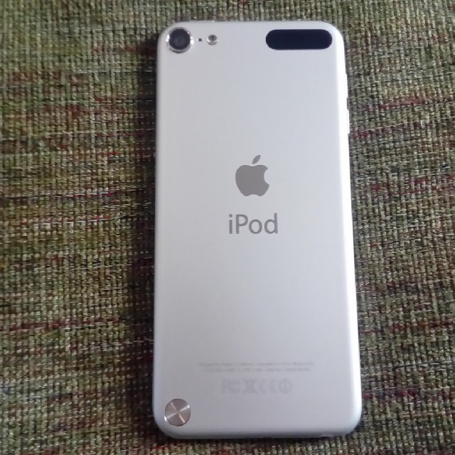 iPod touch(アイポッドタッチ)のiPod Touch 5世代 シルバー　USB充電ケーブル付き スマホ/家電/カメラのスマートフォン/携帯電話(スマートフォン本体)の商品写真