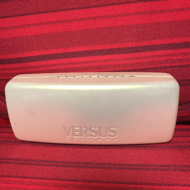 VERSUS(ヴェルサス)のVERS US ヴェルサス  サングラスケース レディースのファッション小物(サングラス/メガネ)の商品写真