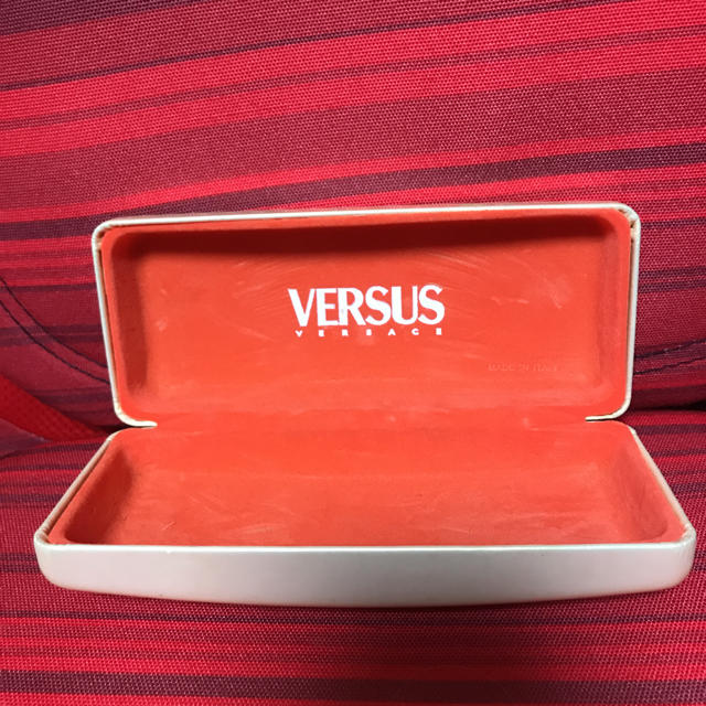 VERSUS(ヴェルサス)のVERS US ヴェルサス  サングラスケース レディースのファッション小物(サングラス/メガネ)の商品写真