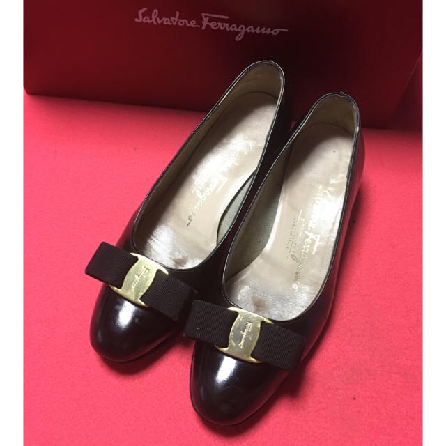 Salvatore Ferragamo(サルヴァトーレフェラガモ)のフェラガモ パンプス 黒 22cm レディースの靴/シューズ(ローファー/革靴)の商品写真