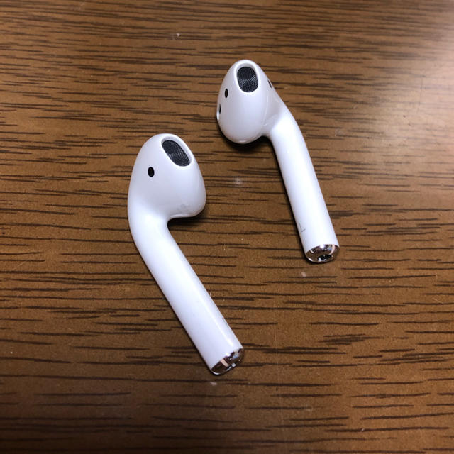 Apple(アップル)のAirPods イヤフォンのみ スマホ/家電/カメラのオーディオ機器(ヘッドフォン/イヤフォン)の商品写真