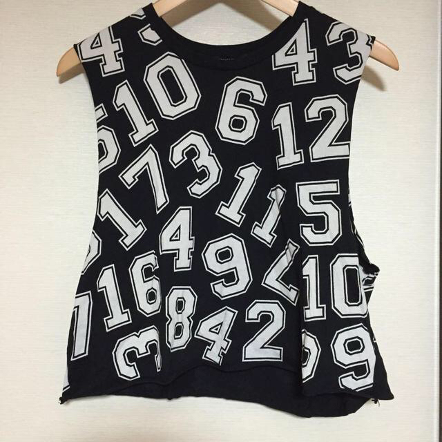 FOREVER 21(フォーエバートゥエンティーワン)の数字柄ノースリーブシャツ レディースのトップス(Tシャツ(半袖/袖なし))の商品写真