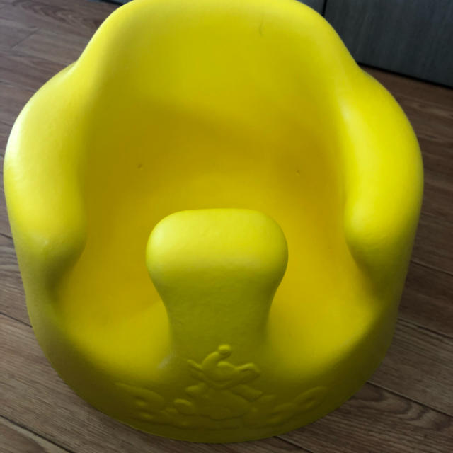 Bumbo(バンボ)のBumbo バンボベビーソファ 黄色 プレートレイ付き キッズ/ベビー/マタニティのマタニティ(その他)の商品写真