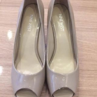 ナインウエスト(NINE WEST)の新品☆ナインウエスト☆パンプス☆ベージュ36.5ハワイ購入(ハイヒール/パンプス)