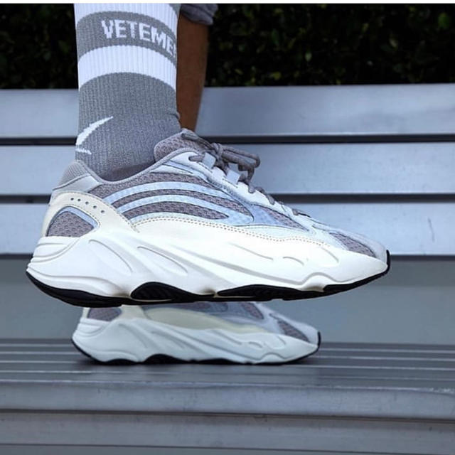 adidas(アディダス)のyeezy boost 700 V2 static 28.5cm メンズの靴/シューズ(スニーカー)の商品写真