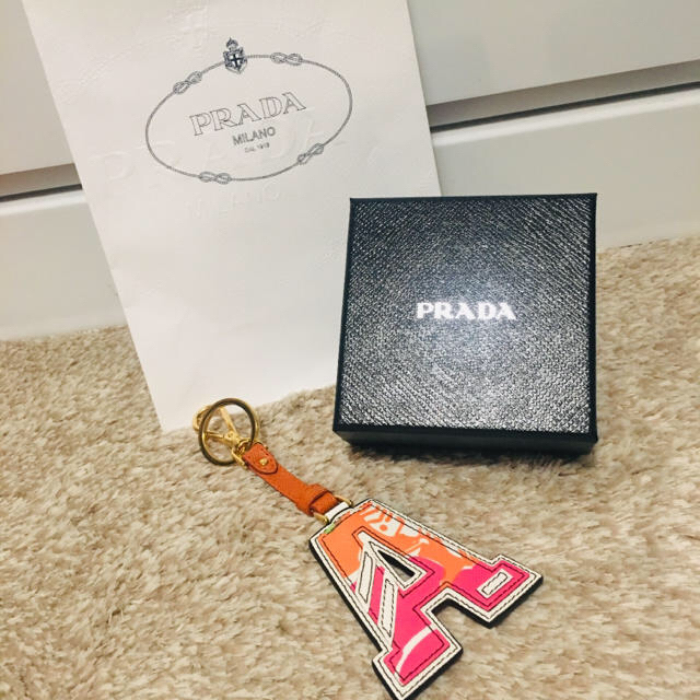 PRADA V アルファベット イニシャルチャーム キーリング キーホルダー