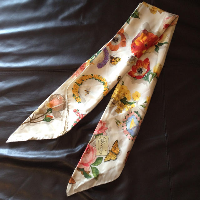 Gucci(グッチ)のGUCCI♡フラワープリント白スカーフ レディースのファッション小物(バンダナ/スカーフ)の商品写真