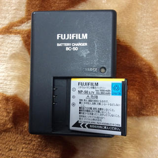 フジフイルム(富士フイルム)のFUJIFILM F100用 バッテリーNP50 充電器BC50(バッテリー/充電器)