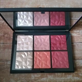 ナーズ(NARS)のNARS  ホットトライスト チークパレット コフレ 限定 ナーズ 新品未使用(チーク)