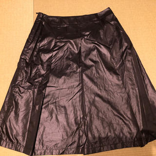 イネド(INED)のプリーツカッパ生地黒スカート(ひざ丈スカート)